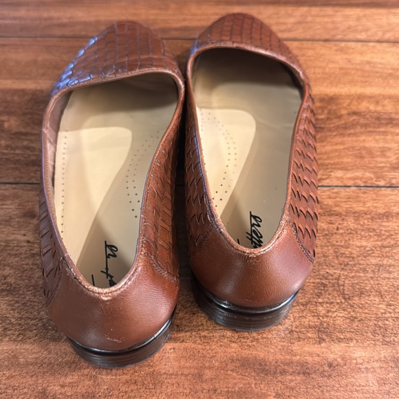 Trotters Brown Woven Flats - Picture 9 of 12